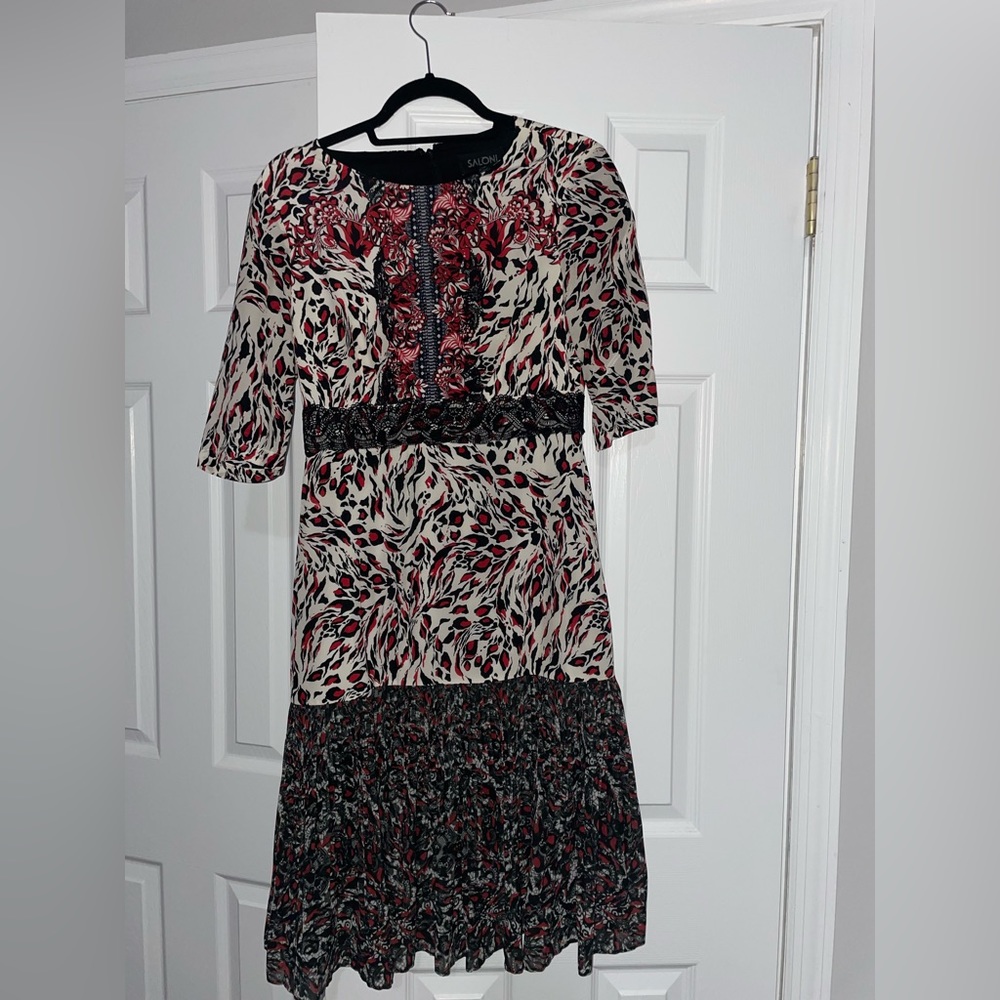 Beautiful Saloni dress with lace detail.